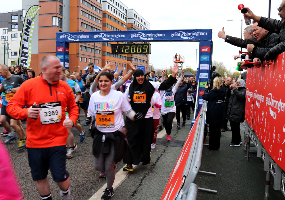 UB40 waving to runners on the Great Birmingham 10K start line